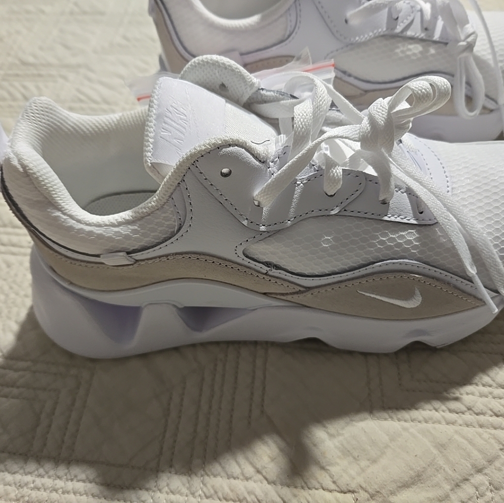 Nike Ladies Size 7.5 RYZ 365 II Sneaker In White - Picture 5 of 9